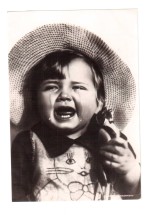Открытка &quot;Плачущая девочка&quot; 1950-1960 гг.  Главкурортторг фото: Ю. Меснянкин  